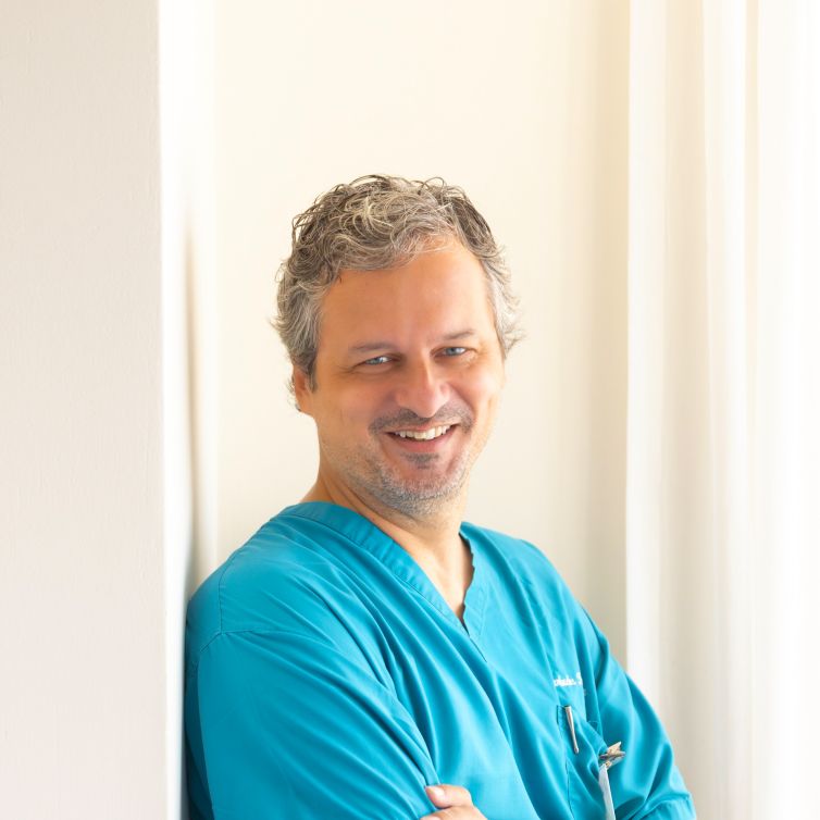 Dr Dominik Dziura
